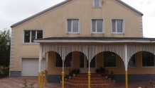 Фото благоустроенный и меблированный коттедж 325м2 с бассейном в центральном дубовом