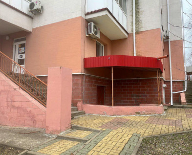 Продаётся  коммерческое  помещение 181 м2  ул.Бульвар Юности 23